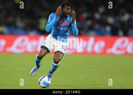 Andre Zambo Anguissa, attaquant camerounais de la SSC Napoli, a gestilete lors de la série Un match de football entre la SSC Napoli et AS Roma. SSC Napoli et AS Roma Draw 1-1 Banque D'Images