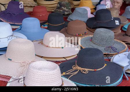 Il y a beaucoup de chapeaux pour femmes dans la rue. Photo horizontale. Banque D'Images