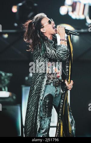 CLISSON, HELLFEST FESTIVAL, FRANCE: Steven Tyler, chanteur du groupe de rock américain Aerosmith, en direct sur scène au Hellfest Festival 2017 à Clisson, pour le bébé Aero-Vederci! tour du monde 2017 Banque D'Images