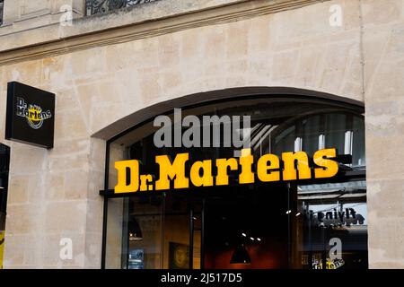 Bordeaux , Aquitaine France - 03 12 2022 : Dr Martens logo marque et texte signe façade avant de magasin chaussures mode Banque D'Images