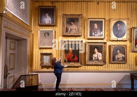 Apsley House, Londres, Royaume-Uni. 19 avril 2022. Wellington, les femmes et l'amitié : au moyen de lettres, de portraits et de prêts provenant de collections publiques et privées, Wellington, les femmes et l'amitié (21 avril–30 octobre 2022) présente une image intime d'une vie publique; révélant le cercle social, le mariage de Wellington et la façon dont ses amitiés avec les femmes pourraient parfois provoquer des ragots. Image : 1st duc de Wellington, portrait de Sir Thomas Lawrence, 1818 (collection Apsley House), à droite Marianne Patterson, portrait de Sir Thomas Lawrence, 1818 (prêt de la collection Wellington, Stratfield Saye). Crédit: Malcolm Park/Alay Banque D'Images