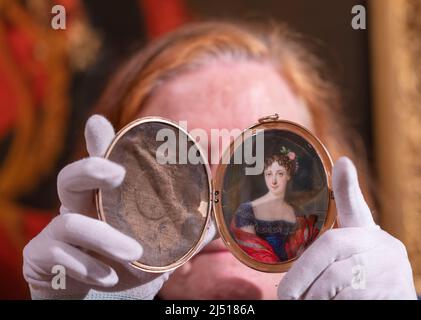 Apsley House, Londres, Royaume-Uni. 19 avril 2022. Wellington, les femmes et l'amitié : au moyen de lettres, de portraits et de prêts provenant de collections publiques et privées, Wellington, les femmes et l'amitié (21 avril–30 octobre 2022) présente une image intime d'une vie publique; révélant le cercle social, le mariage de Wellington et la façon dont ses amitiés avec les femmes pourraient parfois provoquer des ragots. Image : 1st duchesse de Wellington, portrait miniature de Louis-Marie Autissier, 1814. Crédit : Malcolm Park/Alay Live News. Banque D'Images