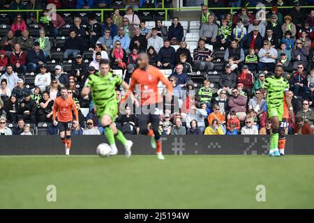 NAILSWORTH, ROYAUME-UNI. AVRIL 18th les fans de Forest Green regardent l'action pendant le match Sky Bet League 2 entre Forest Green Rovers et Oldham Athletic au New Lawn, Nailsworth, le lundi 18th avril 2022. (Credit: Eddie Garvey | MI News) Credit: MI News & Sport /Alay Live News Banque D'Images