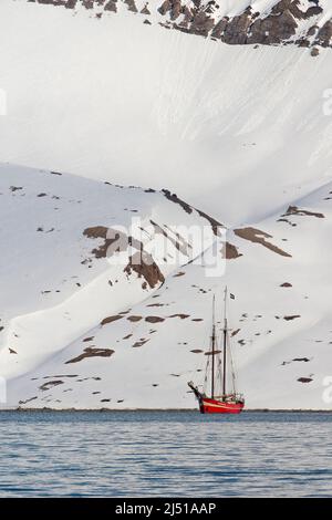 Bateau d'expédition, montagnes enneigées, OSCAR II Land, Arctique, Spitsbergen, Svalbard, Norvège, Europe Banque D'Images