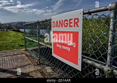 Danger risque de noyade signes et bouées de vie avec une corde le long de l'eau profonde ouverte pour la sécurité Banque D'Images