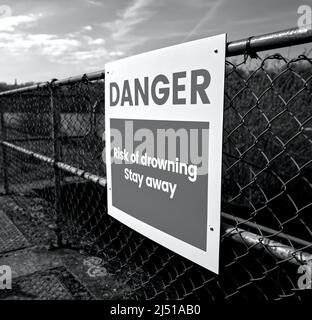 Danger risque de noyade signes et bouées de vie avec une corde le long de l'eau profonde ouverte pour la sécurité Banque D'Images