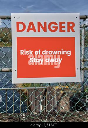 Danger risque de noyade signes et bouées de vie avec une corde le long de l'eau profonde ouverte pour la sécurité Banque D'Images