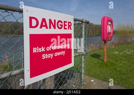 Danger risque de noyade signes et bouées de vie avec une corde le long de l'eau profonde ouverte pour la sécurité Banque D'Images