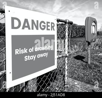 Danger risque de noyade signes et bouées de vie avec une corde le long de l'eau profonde ouverte pour la sécurité Banque D'Images