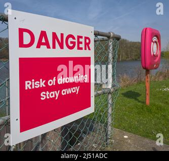 Danger risque de noyade signes et bouées de vie avec une corde le long de l'eau profonde ouverte pour la sécurité Banque D'Images