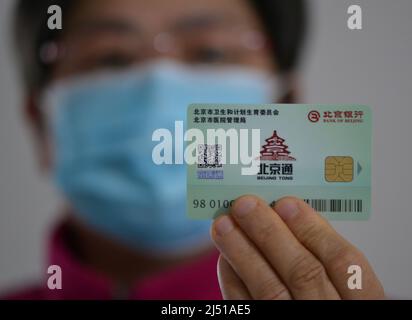 FUYANG, CHINE - 19 AVRIL 2022 - Un citoyen présente une carte médicale de Pékin à Fuyang, province d'Anhui en Chine orientale, le 19 avril 2022. La CARTE est émise pour Banque D'Images