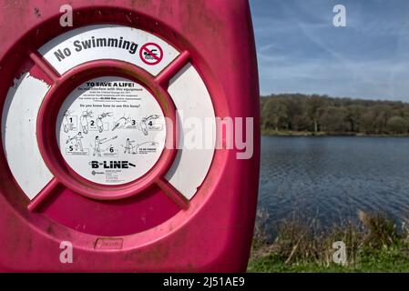 Danger risque de noyade signes et bouées de vie avec une corde le long de l'eau profonde ouverte pour la sécurité Banque D'Images