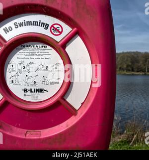 Danger risque de noyade signes et bouées de vie avec une corde le long de l'eau profonde ouverte pour la sécurité Banque D'Images