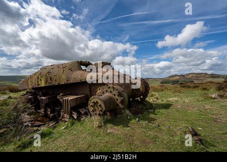 Char Sherman abandonné dans le parc national de Peak District à The Roaches, Upper Hulme avec Ramshaw Rocks au loin. Banque D'Images