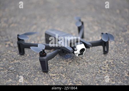 10 avril 2022 - Cracovie, Pologne: Drone Parrot ANAFI Thermal prêt à voler. Banque D'Images