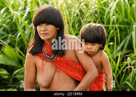 Mère indienne de la tribu amazonienne des Arawetes au Brésil portant bébé sur une élingue Banque D'Images