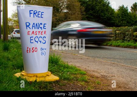 Gamme libre oeufs de Pâques £1,50 par demi-douzaine de bord de route ferme signe à Chorley Royaume-Uni Banque D'Images