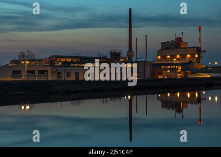 L'industrie chimique au canal Lech près d'Augsbourg, en Allemagne, la nuit Banque D'Images