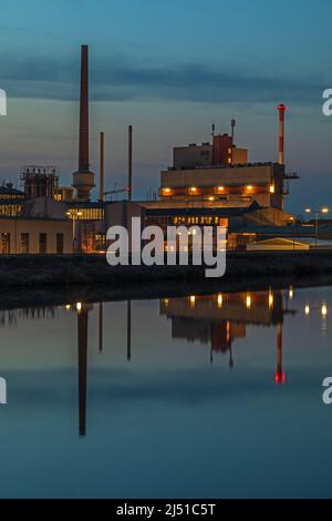 L'industrie chimique au canal Lech près d'Augsbourg, en Allemagne, la nuit Banque D'Images