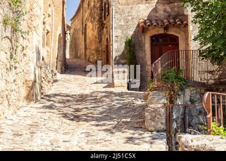 Les rues pavées étroites calcaire bâtiments médiévaux de l'ancienne célèbre ville Lacoste en été. Vaucluse, France Banque D'Images