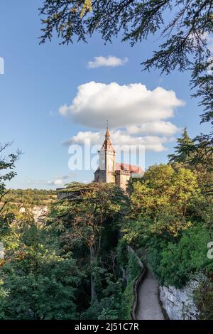 Le château de Rocamadour (palais de l'évêque) se dresse fièrement sur une falaise solide au milieu du feuillage. Lot, Occitania, sud-ouest de la France Banque D'Images