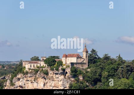 Palais de l'évêque ou château de Rocamadour situé au sommet d'une falaise et offrant des vues étonnantes sur les paysages. Lot, Occitania, Sud-Ouest de la France Banque D'Images