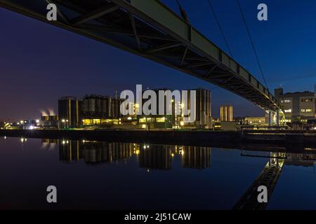 L'industrie chimique au canal Lech près d'Augsbourg, en Allemagne, la nuit Banque D'Images