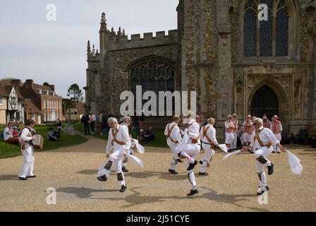 Diable's Dyke Morris Dancers dansant au Thaxted Churchyard Essex Banque D'Images