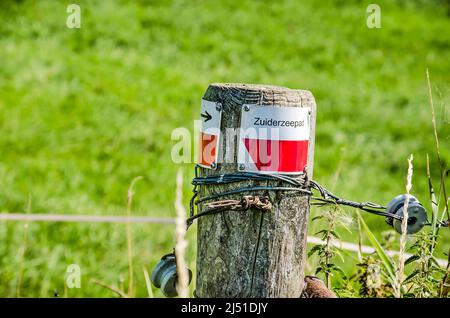 Kampen, pays-Bas, 29 juillet 2019: Poteau en bois avec des panneaux marquant la zuiderzeepad, un sentier de randonnée longue distance autour de l'ancien Zuiderzee estu Banque D'Images