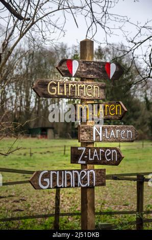 Zuidlaren, pays-Bas, 8 décembre 2019 : panneau en bois fait à la main indiquant les noms des lieux le long de la piste longue distance de Pieterpad Banque D'Images