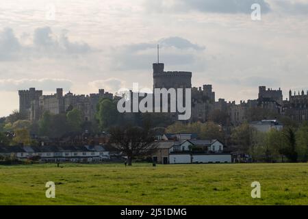 Eton, Windsor, Berkshire, Royaume-Uni. 19th avril 2022. Château de Windsor de Brocas à Eton. Après un beau week-end chaud de Pâques, les températures étaient plus fraîches aujourd'hui à 13 degrés ce matin. Crédit : Maureen McLean/Alay Live News Banque D'Images