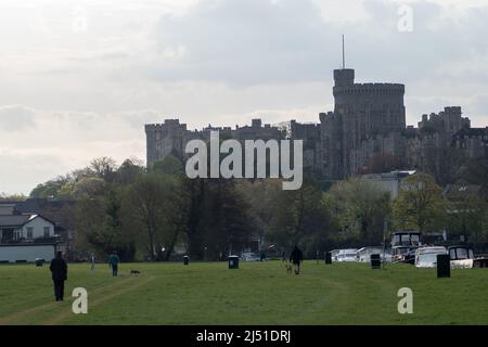 Eton, Windsor, Berkshire, Royaume-Uni. 19th avril 2022. Château de Windsor de Brocas à Eton. Après un beau week-end chaud de Pâques, les températures étaient plus fraîches aujourd'hui à 13 degrés ce matin. Crédit : Maureen McLean/Alay Live News Banque D'Images