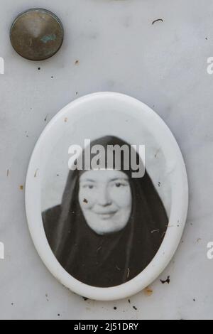 Maria Skobtsova (1891-1945), nobléwoman russe, également connue sous le nom de mère Maria, représentée dans la chapelle commémorative consacrée aux émigrants blancs russes qui ont assisté à la résistance française pendant la Seconde Guerre mondiale au cimetière russe de Sainte-Geneviève-des-Bois (Cimetière russe de Sainte-Geneviève-des-Bois) près de Paris, en France. Banque D'Images