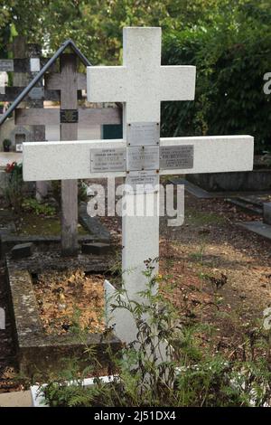 Tombe du noble russe Prince Felix Yusupov (1887-1967) au cimetière russe de Sainte-Geneviève-des-Bois (Cimetière russe de Sainte-Geneviève-des-Bois) près de Paris, France. Le prince Felix Yusupov est surtout connu pour avoir participé à l'assassinat de Grigori Raspoutine. Sa mère, la princesse Zinaida Yusupova, et sa conjointe, la princesse Irina Alexandrovna, de la dynastie Romanov, sont également enterrées parmi d'autres parents. Banque D'Images