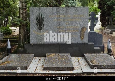 Des tombes d'officiers russes ont servi dans l'armée française au cimetière russe de Sainte-Geneviève-des-Bois (Cimetière russe de Sainte-Geneviève-des-Bois) près de Paris, en France. Le général et diplomate français d'origine russe Zinovy Peshkov (Zinovi Pechkoff) est enterré ici entre autres. Banque D'Images