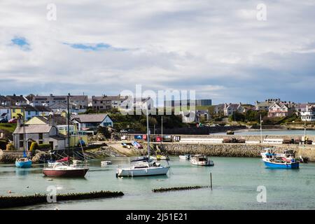 Les bateaux amarrés à Cemaes port à marée haute sur la côte nord. Cemaes Bay, Cemaes, Île d'Anglesey, pays de Galles du Nord, Royaume-Uni, Grande-Bretagne Banque D'Images