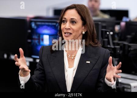 Le vice-président des États-Unis, Kamala Harris, interagit avec des officiers militaires américains dans le centre d'opérations spatiales de commandement de la base spatiale de Vandenberg à Lompoc, Californie, États-Unis, 18 avril 2022. Crédit : Etienne Laurent/Pool via CNP/MediaPunch Banque D'Images