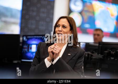 Le vice-président des États-Unis, Kamala Harris, interagit avec des officiers militaires américains dans le centre d'opérations spatiales de commandement de la base spatiale de Vandenberg à Lompoc, Californie, États-Unis, 18 avril 2022. Crédit : Etienne Laurent/Pool via CNP/MediaPunch Banque D'Images