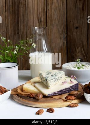 Assiette de fromages de style rustique. Produits biologiques des fermes laitières Banque D'Images