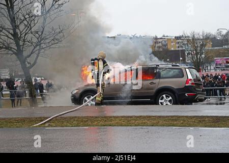 Trois policiers ont été emmenés à l'hôpital et deux personnes ont été arrêtées à la suite d'une violente émeute dans le district de Linköping Skäggetorp, où l'extrémiste de droite Stram kurs (en anglais: Cours de Stram) avait prévu une manifestation. Voici une voiture qui a été incendié à Skäggetorp. Banque D'Images