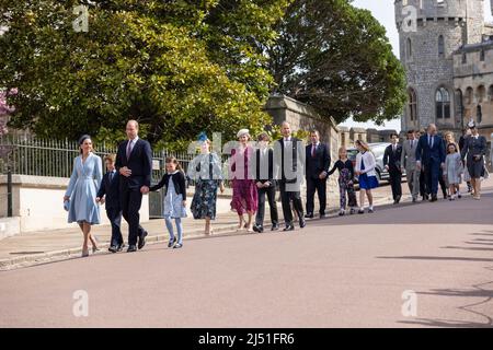 Le duc et la duchesse de Cambridge avec des membres de la famille royale assistent au service de Pâques de la chapelle St George, château de Windsor, Berkshire, Angleterre, Royaume-Uni Banque D'Images