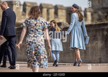 Le duc et la duchesse de Cambridge avec des membres de la famille royale assistent au service de Pâques de la chapelle St George, château de Windsor, Berkshire, Angleterre, Royaume-Uni Banque D'Images