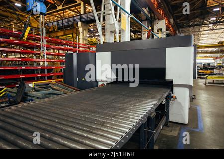 Machine moderne de formage de tôles à l'usine de travail des métaux. Banque D'Images