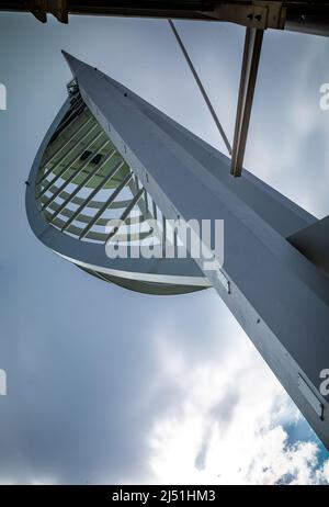 La tour Spinnaker à Gunwharf Quays à Posrtsmouth, Hampshire, Royaume-Uni. Vue d'en dessous. Banque D'Images