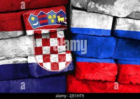 Concept de la relation entre la Croatie et la Russie avec deux drapeaux peints sur un mur de briques endommagé Banque D'Images