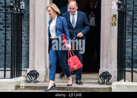 LONDRES, ROYAUME-UNI. 19th avril 2022. Elizabeth Truss, secrétaire d'État aux Affaires étrangères, du Commonwealth et du développement, et Ben Wallace, secrétaire d'État à la Défense quittent le 10 Downing Street après la première réunion du cabinet alors que le Parlement revient du débâti de Pâques. Credit: amer ghazzal / Alamy Live News Banque D'Images