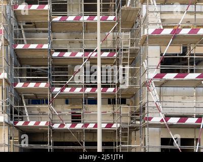 Échafaudage sur la façade extérieure d'un nouveau bâtiment en construction à Dubaï, Émirats arabes Unis. Chantier et concept de sécurité. Banque D'Images