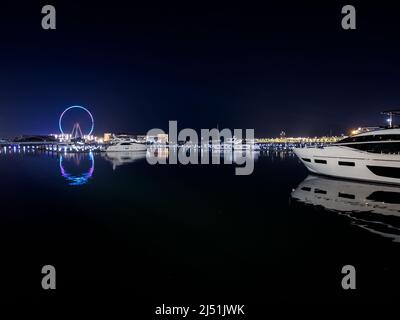Vue de nuit sur la marina de Dubaï, Émirats arabes Unis. Banque D'Images