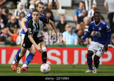 Miguel Almiron de Newcastle United en action avec Caglar Soyuncu (L) et Nampalys Mendy (R) de Leicester City - Newcastle United v Leicester City, Premier League, St James' Park, Newcastle upon Tyne, Royaume-Uni - 17th avril 2022 usage éditorial uniquement - restrictions DataCo applicables Banque D'Images