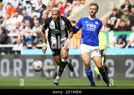 Joelinton de Newcastle United et Kiernan Dewsbury-Hall de Leicester City - Newcastle United / Leicester City, Premier League, St James' Park, Newcastle upon Tyne, Royaume-Uni - 17th avril 2022 usage éditorial uniquement - des restrictions DataCo s'appliquent Banque D'Images